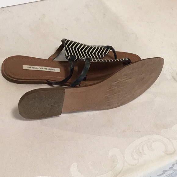 Diane Von Furstenberg 9M Thong/Sandals, Great Condition - Picture 4 of 5